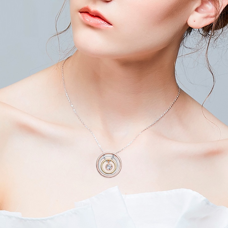 Mayfer, Dije con Tres Aros, Grabado Cada Uno, Decorado con Cristal Austríaco — Imagen 2 de 3