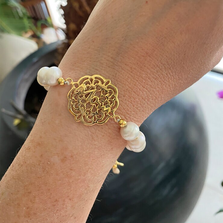 Ablime, Pulsera Ajustable con Perla Madre, Palabra "MOM" grabada al centro — Imagen 3 de 3