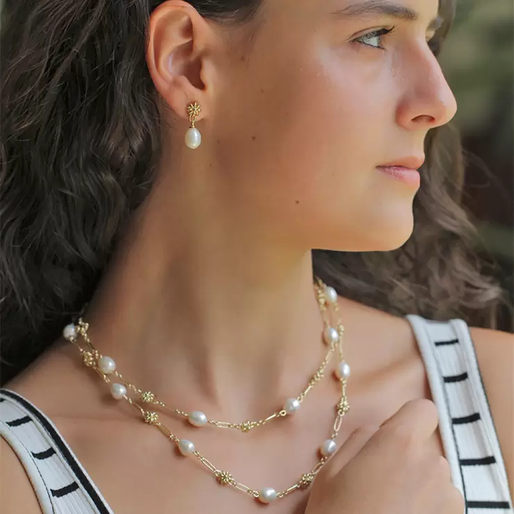 Ablime, Juego De Aretes, Pulsera y Collar en Baño de Oro con Perlas de Río  — Imagen 2 de 4