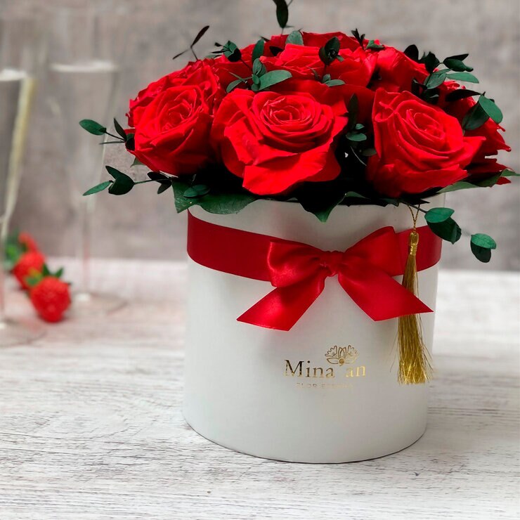 Mina'an Flor Eterna, Arreglo Con 12 Rosas Preservadas Color Rojo — Imagen 1 de 3