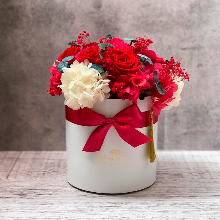 Mina'an Flor Eterna, Bouquet Con Flores Y Follajes Preservados en Tonos Rojos y Frambuesa — Imagen 1 de 3