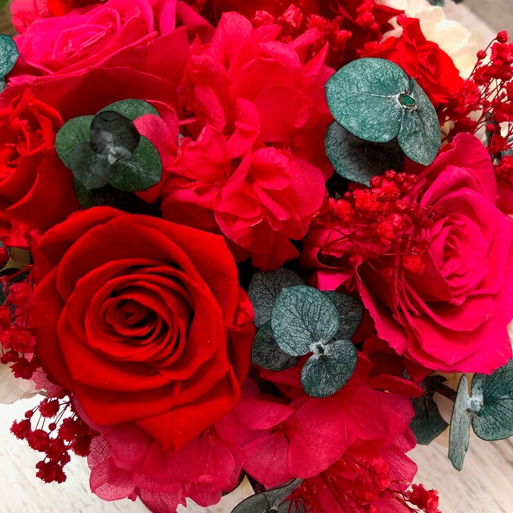 Mina'an Flor Eterna, Bouquet Con Flores Y Follajes Preservados en Tonos Rojos y Frambuesa — Imagen 2 de 3