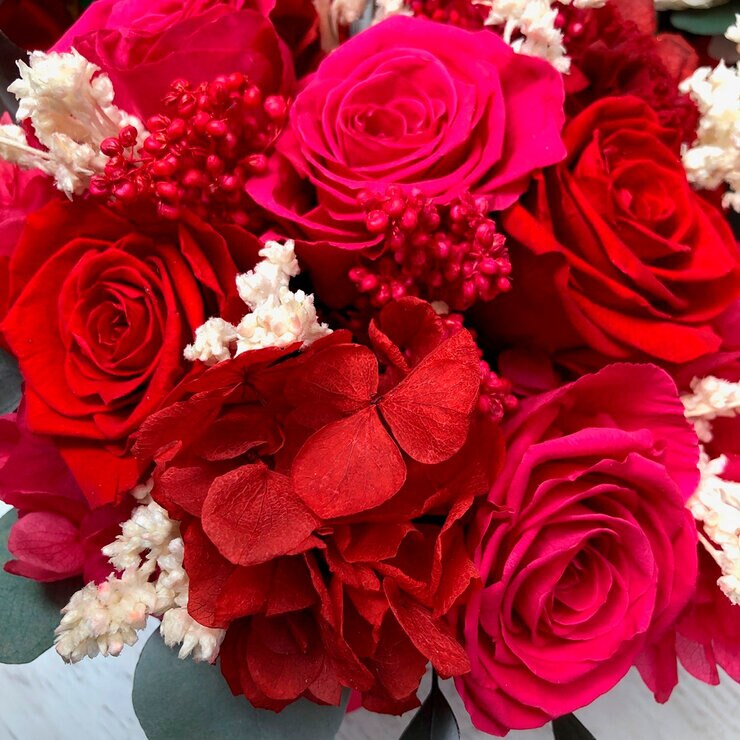 Mina'an Flor Eterna, Bouquet Con Flores Y Follajes Preservado en Tonos Rojos y Frambuesa — Imagen 4 de 4
