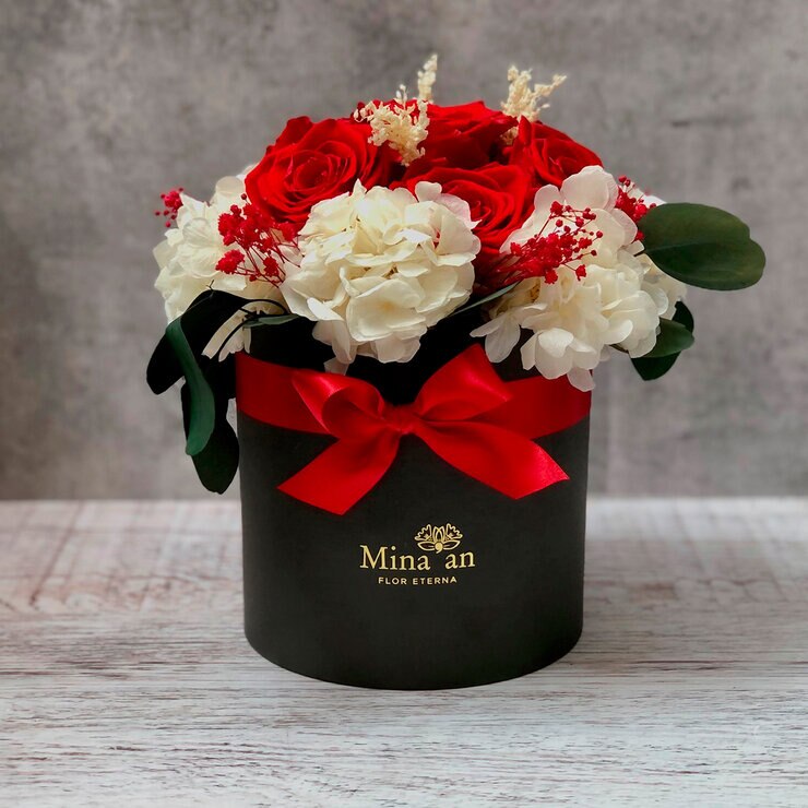 Mina'an Flor Eterna, Bouquet Con Flores Y Follajes Preservados en Tonos Rojos y Blanco — Imagen 2 de 4