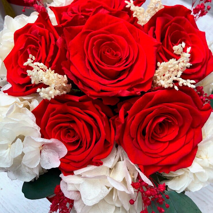 Mina'an Flor Eterna, Bouquet Con Flores Y Follajes Preservados en Tonos Rojos y Blanco — Imagen 3 de 4