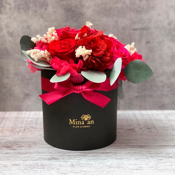 Mina'an Flor Eterna, Bouquet Con Flores Y Follajes Preservado en Tonos Rojos y Frambuesa — Imagen 1 de 4