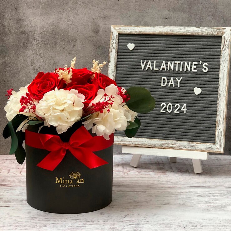 Mina'an Flor Eterna, Bouquet Con Flores Y Follajes Preservados en Tonos Rojos y Blanco — Imagen 4 de 4