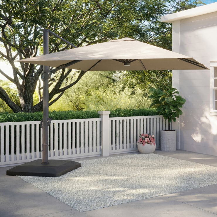 Seasons Sentry, Sombrilla en voladizo con base y luz LED — Imagen 1 de 4