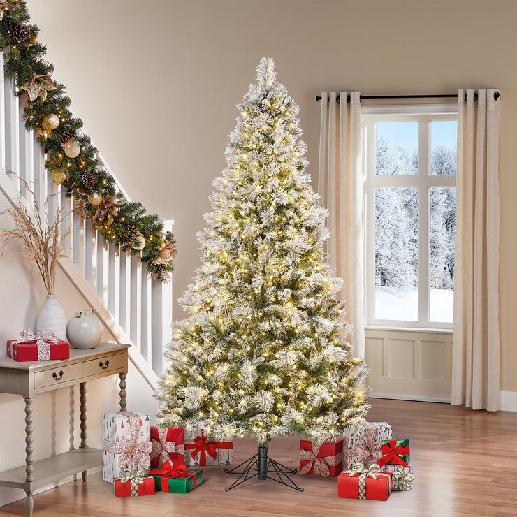 Árbol de Navidad Artificial Escarchado y Diamantado de 2.2m Preiluminado con 1150 Luces Radiant Micro LED  — Imagen 1 de 3