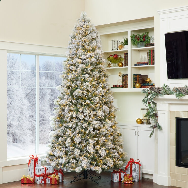 Árbol de Navidad Artificial Escarchado y Diamantado de 2.74m Preiluminado con Luces Radiant Micro LED  — Imagen 1 de 4