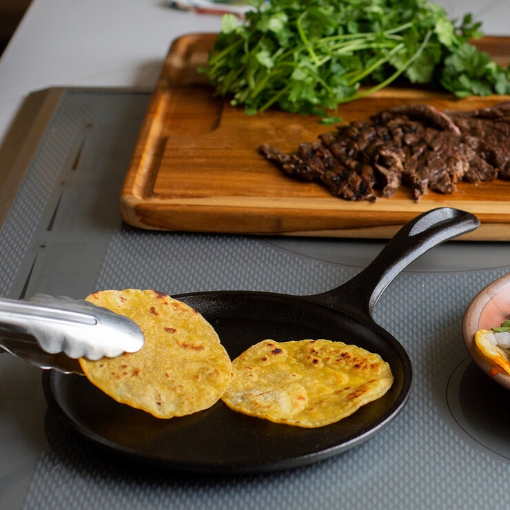 Lodge Cast Iron Comal con Diseño de Calaveras Mexicanas — Imagen 2 de 4