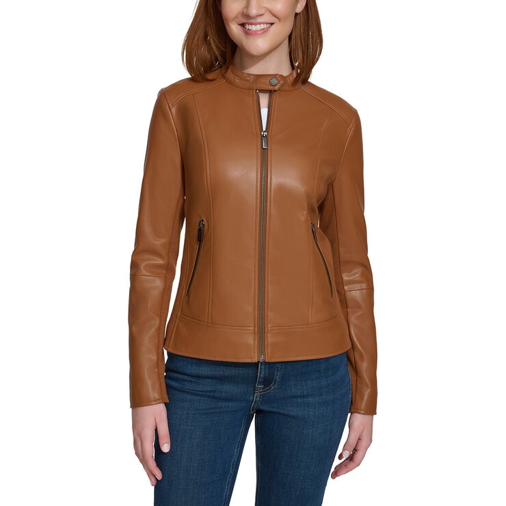 Kenneth Cole Chamarra de piel sintética para Dama Varias Tallas y Colores — Imagen 2 de 3