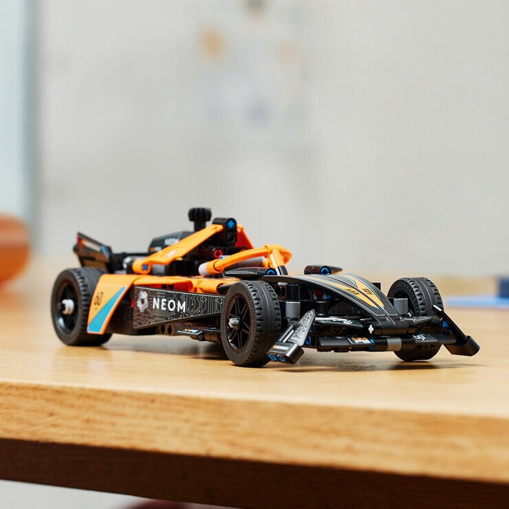 LEGO Technic NEOM McLaren Fórmula E — Imagen 2 de 4