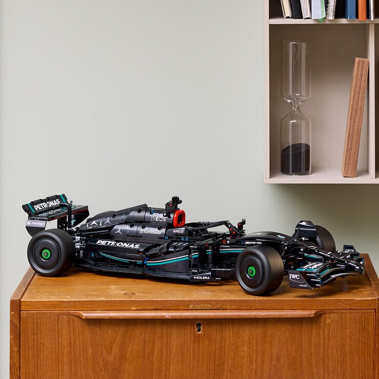 LEGO Technic Mercedes AMG F1  — Imagen 2 de 4