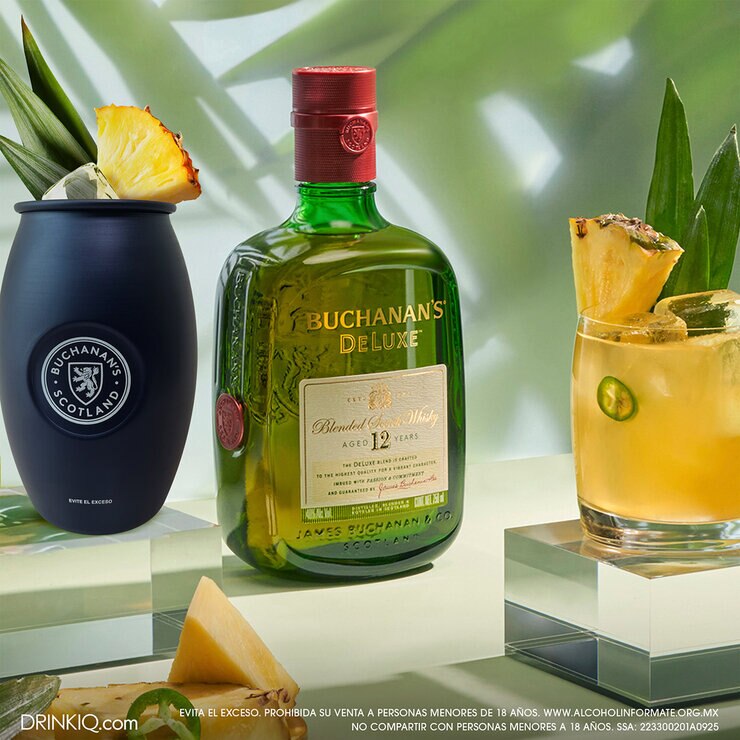 Whisky Buchanan's Deluxe 12 Años Blended Scotch 750ml + Vaso de Edición Limitada — Imagen 2 de 3