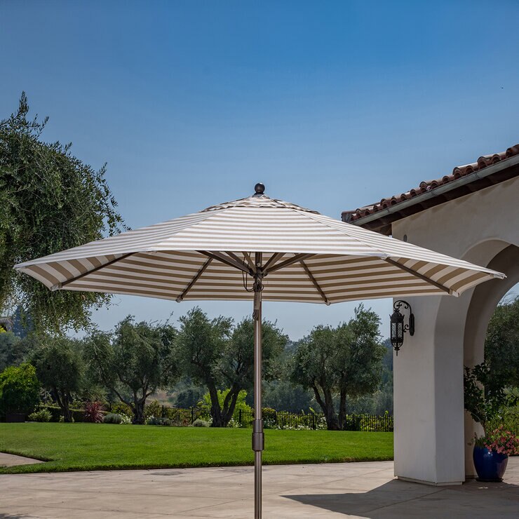 SunVilla, Sombrilla Cabana Redonda de Rayas con Poste Recto de 3.3m — Imagen 1 de 4