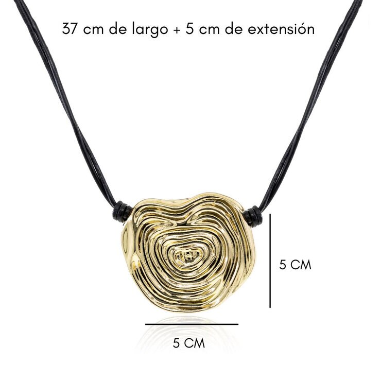 Mayfer, Collar de Cuero con Dije de Laberinto Dorado — Imagen 2 de 3