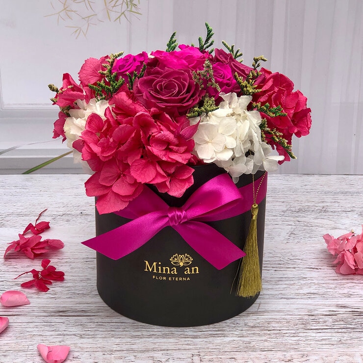 Mina'an Flor Eterna, Bouquet Mix Fiusha Caja Negra, Duración 6 Meses — Imagen 1 de 4