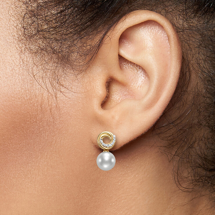 Aretes de Perlas Cultivadas, 7.5-8.0mm, con Diamantes .07ctw, Oro Amarillo de 14K — Imagen 3 de 4