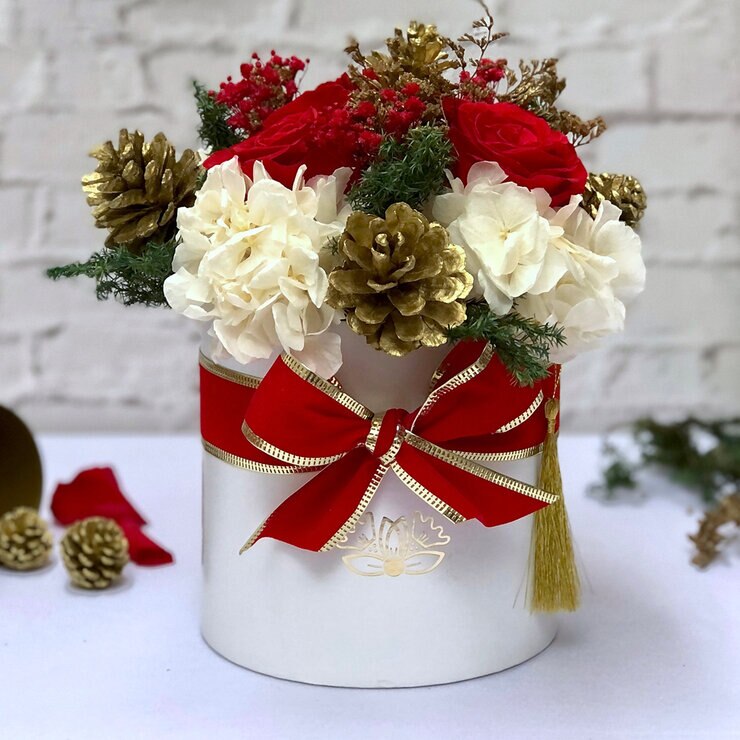 Palma & Jordan, Bouquet Navideño, Caja Blanca Listón de Terciopelo Rojo/Dorado — Imagen 1 de 4
