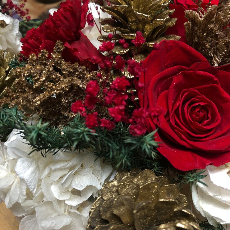 Palma & Jordan, Bouquet Navideño, Caja Blanca Listón de Terciopelo Rojo/Dorado — Imagen 4 de 4