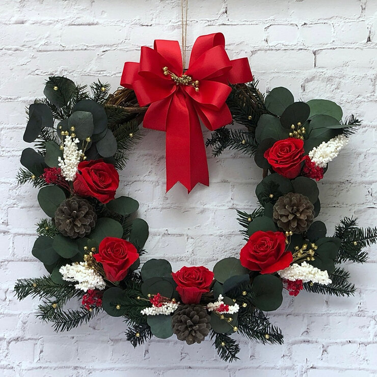 Palma & Jordan, Corona Navidad con Listón Rojo — Imagen 1 de 4