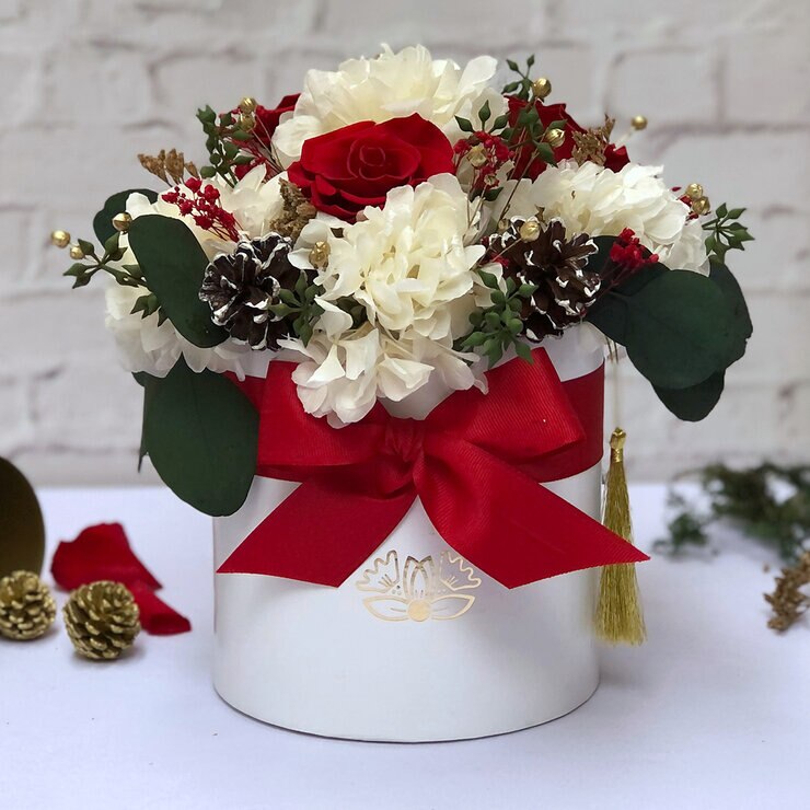 Palma & Jordan, Bouquet Navideño, Listón Rojo, Caja Blanca — Imagen 1 de 4