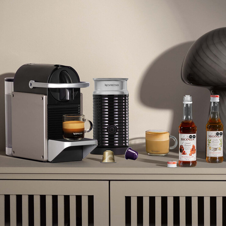 Nespresso, Cafetera Combo PIXIE TITAN + Espumador de leche aeroccino 3 — Imagen 3 de 4
