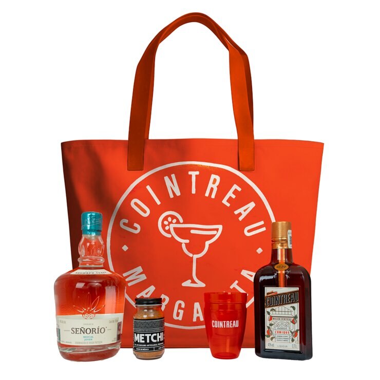 Mezcal Señorío Joven 750 ml y Licor De Naranja Cointreau 700 ml + bolsa con regalos — Imagen 1 de 3