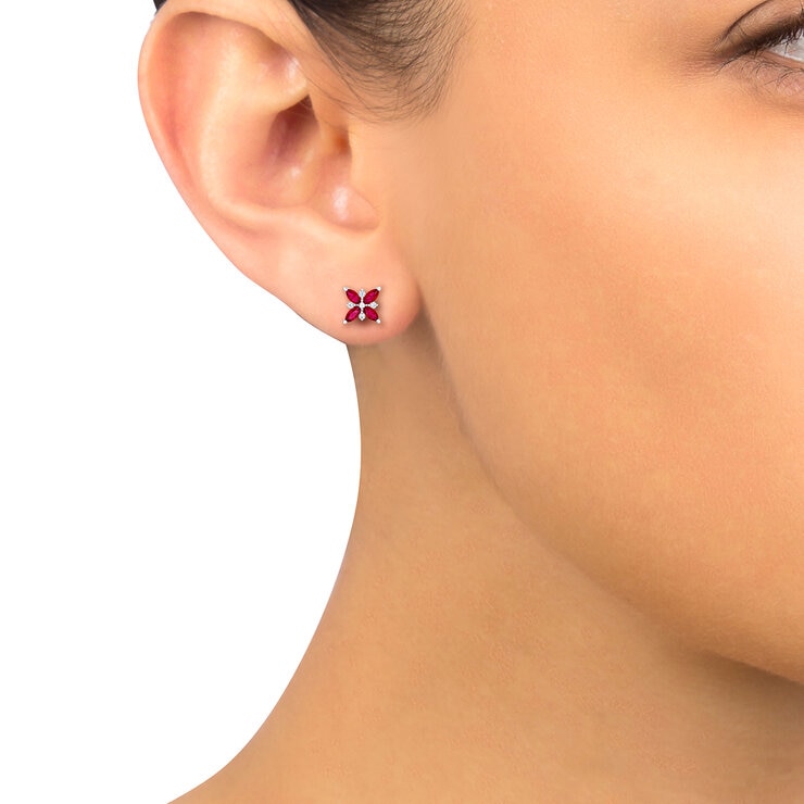 Aretes de Rubí y Diamantes 0.08ctw, Oro Blanco de 14K — Imagen 2 de 4
