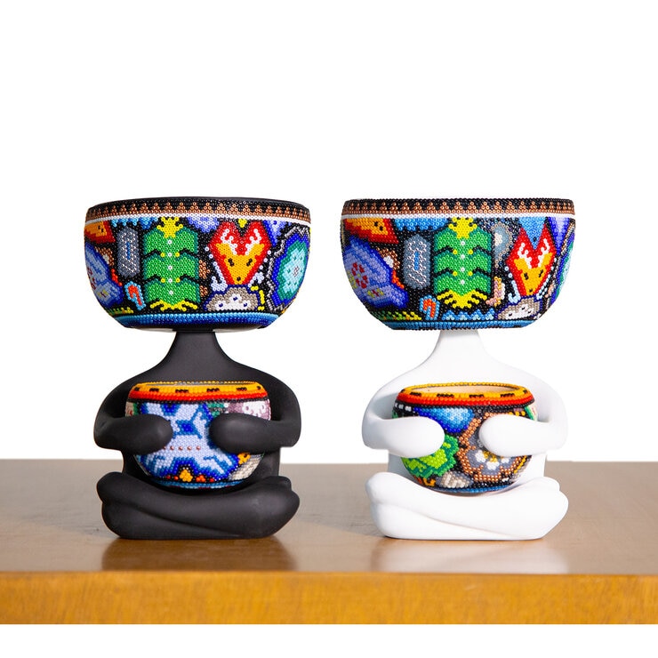 Estudio Floga, Robert Zen Set de 2 Macetas con arte Huichol — Imagen 3 de 4