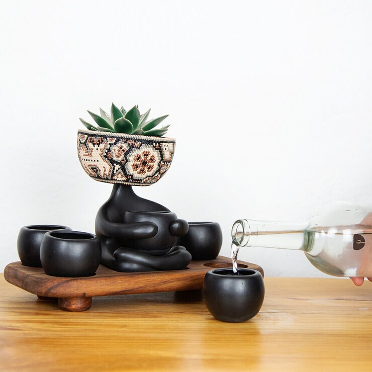 Estudio Floga, Robert Maceta con Mezcalero estilo Huichol — Imagen 1 de 4