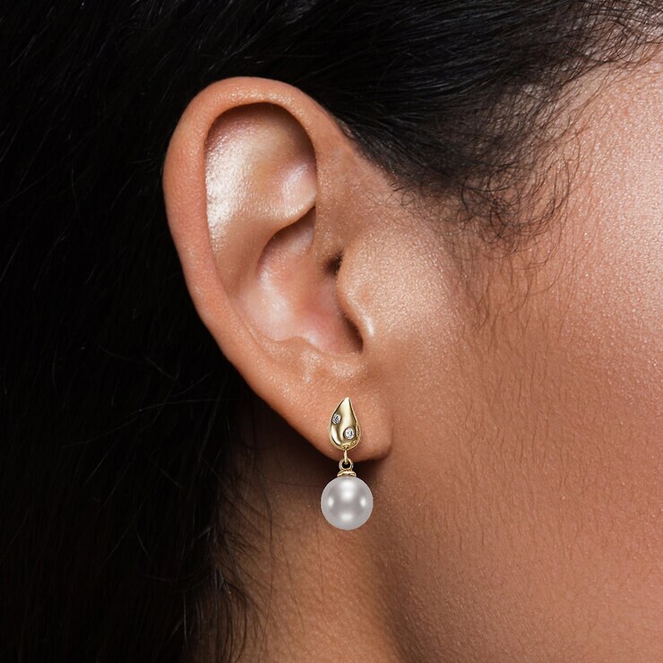 Aretes de Perlas Cultivadas, 7-7.5mm, con Diamantes .04ctw, Oro Amarillo de 14K — Imagen 4 de 4