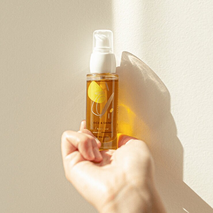 Rice & Shine, Kit de 2 Aceites Faciales de 30 ml Cada Uno + Gua sha de Acero Inoxidable — Imagen 2 de 4