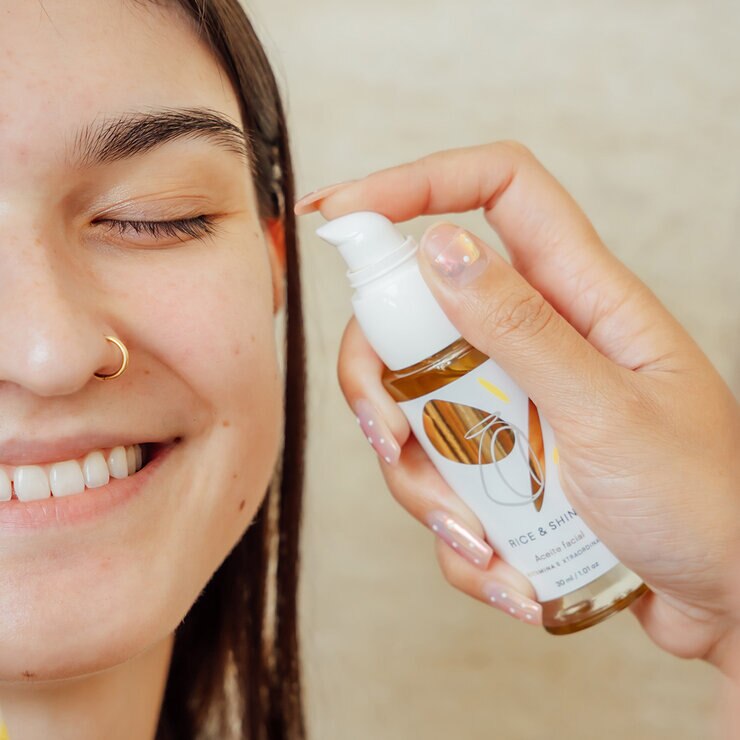 Rice & Shine, Kit de 2 Aceites Faciales de 30 ml Cada Uno + Gua sha de Acero Inoxidable — Imagen 4 de 4