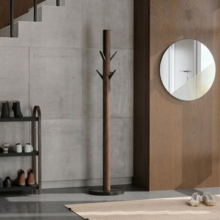Umbra Perchero de Piso de Madera con Ganchos de Metal — Imagen 1 de 4