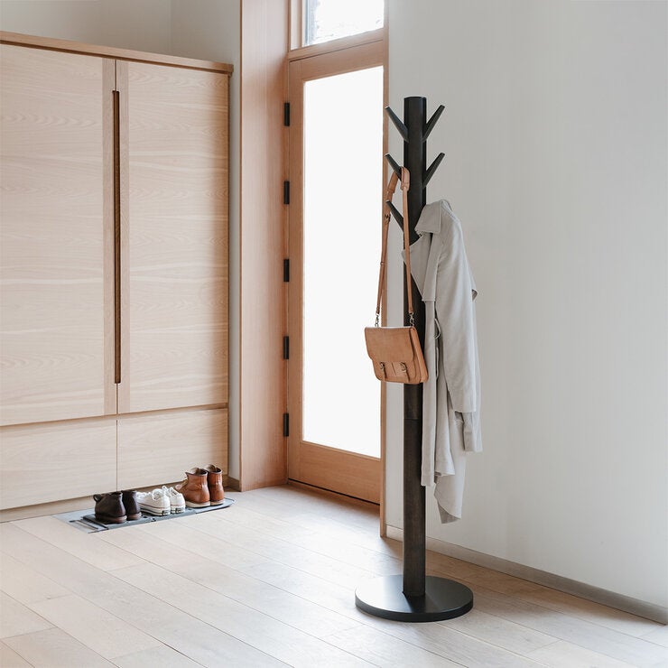 Umbra Perchero de Piso de Madera con Ganchos de Metal — Imagen 4 de 4