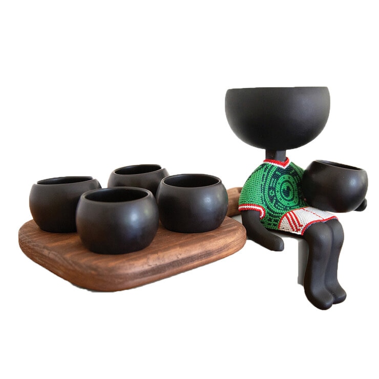Estudio Floga, Robert Mundialista Maceta en forma de Mezcalero con arte Huichol — Imagen 1 de 4
