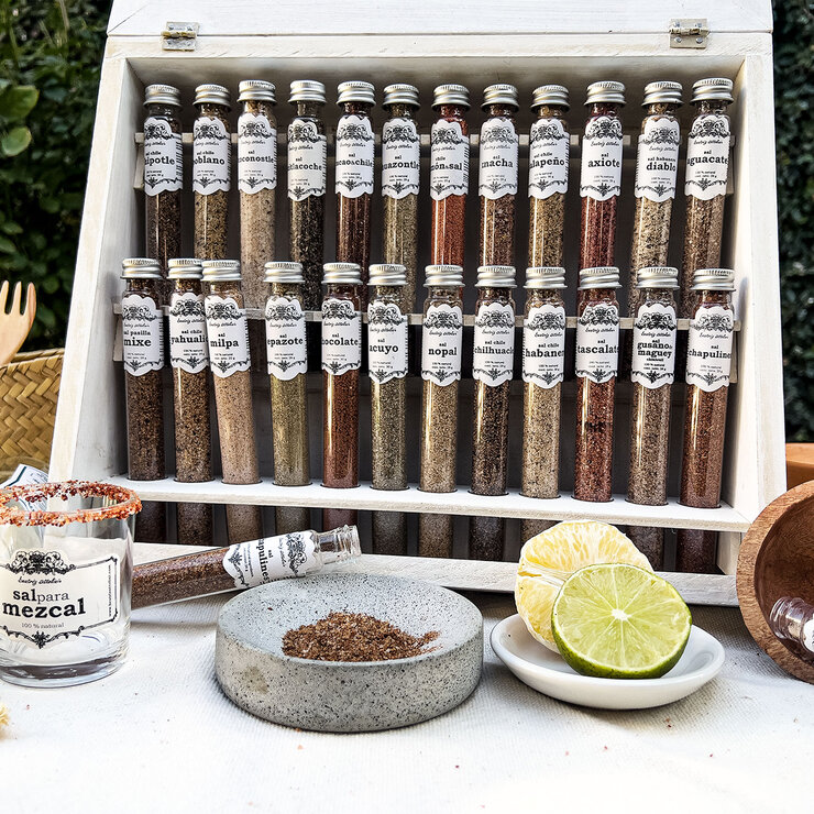Beatriz Attolini Maletin Tequila, Mezcal y Sotol 24 pzas de 40 g — Imagen 2 de 3