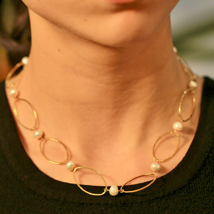 Mayfer,  Juego de Collar Eslabón Grande y Aretes Tipo Arracada, en Baño de Oro  — Imagen 3 de 4