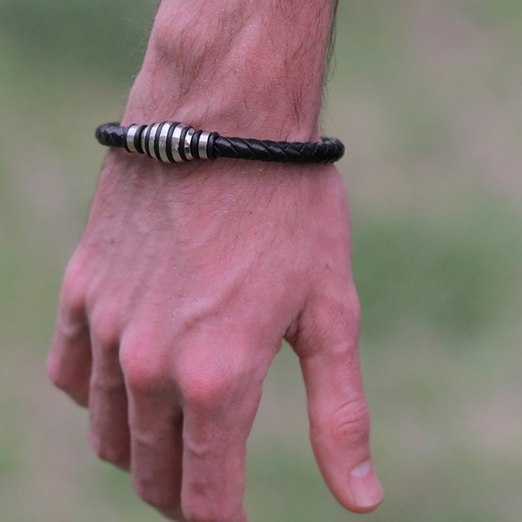 Pulsera de Piel, Color Negro, con Aplicaciones de Acero para Caballero — Imagen 3 de 3