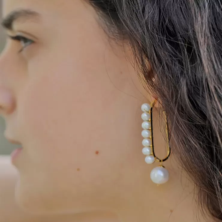 Ablime, Aretes Largos  en Forma de Clip, Baño de Oro, con Perla de Río — Imagen 4 de 4