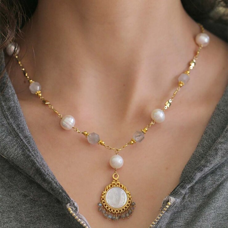 Ablime, Collar de la Virgen de Guadalupe labrada en medalla de madre perla, sobre marco en chapa de oro — Imagen 2 de 3