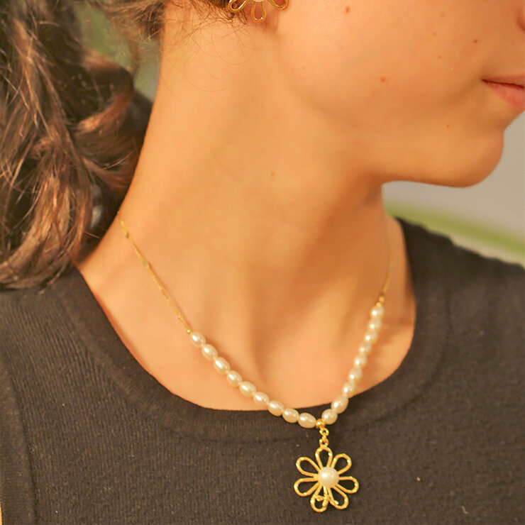 Mayfer, Juego de Aretes con Collar, Diseño de Margarita, Chapa de Oro  — Imagen 2 de 4