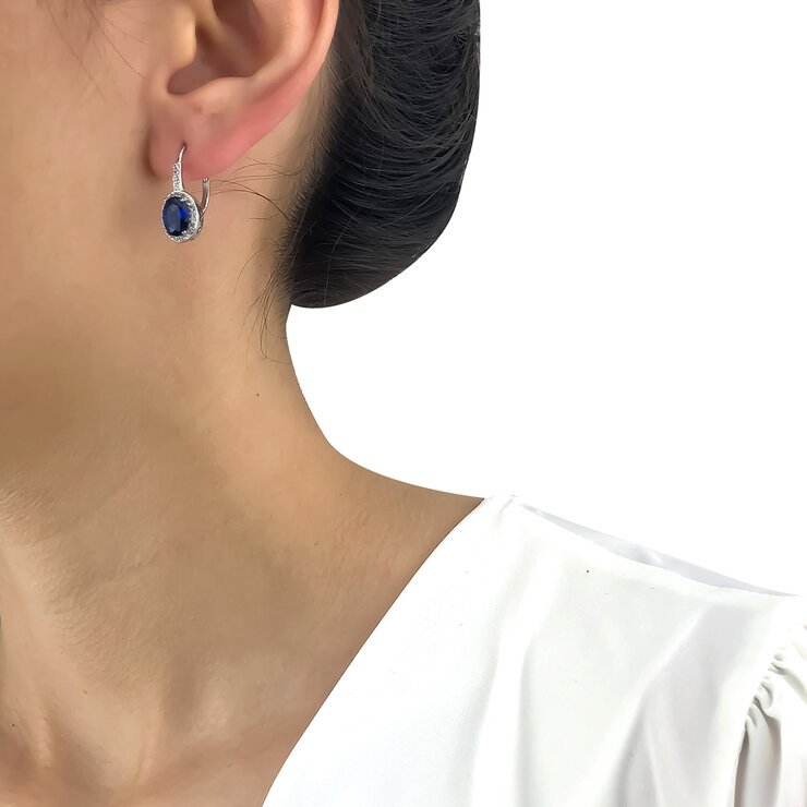 Aretes de Plata .925 con Baño de Rodio, 2cm de Largo con Cristales forma  Oval Color Azul Zafiro y cristales Blancas Alrededor,con Broche Gancho Ballestilla — Imagen 2 de 3