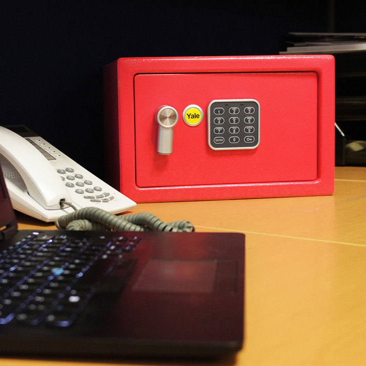 Yale, Caja Fuerte Digital de Acero Color Rojo — Imagen 2 de 4