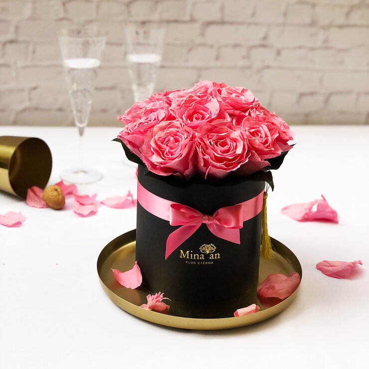 Mina'an Flor Eterna, Arreglo Con 12 Rosas Preservadas Color Rosa — Imagen 1 de 3