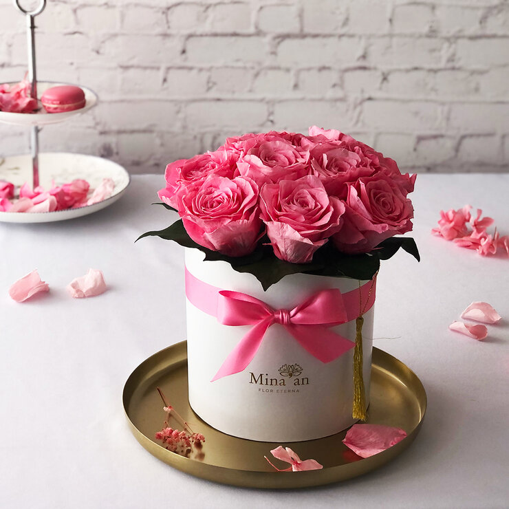 Mina'an Flor Eterna, Arreglo Con 12 Rosas Preservadas Color Rosa, en Caja Blanca, Duración hasta 6 meses — Imagen 1 de 3