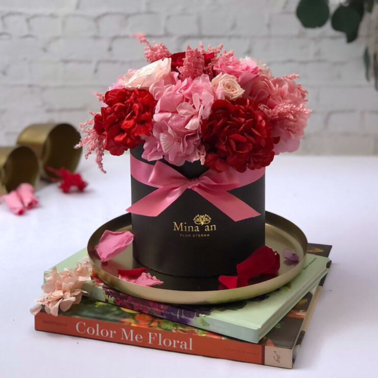 Mina'an Flor Eterna, Bouquet Con Flores Preservadas en Tonos Rosas y Caja Negra, Duración hasta 6 meses — Imagen 2 de 3
