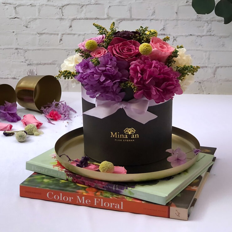 Mina'an Flor Eterna, Bouquet Con Flores Preservadas  En Tonos Lilas y Caja Negra, Duración hasta 6 meses — Imagen 2 de 3
